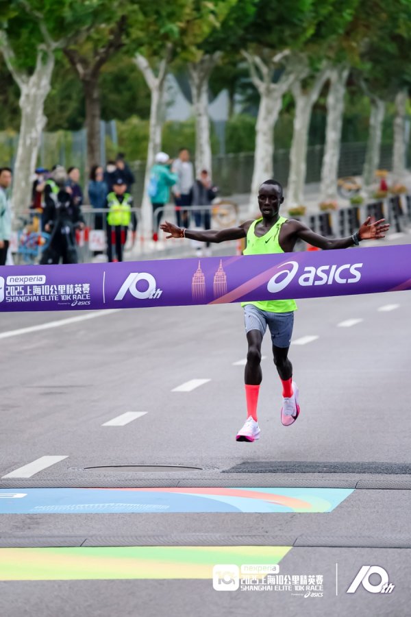 中岩投资 十年之约，专业护航，奔跑之城！上海10公里精英赛鸣枪